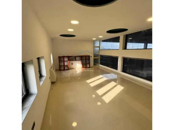 Tirane, jepet me qera magazine Kati 0, 2.000 m² 3.000 € (BUBQ)
