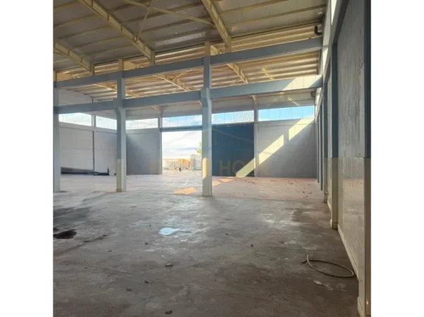 Tirane, jepet me qera magazine Kati 0, 2.000 m² 3.000 € (BUBQ)