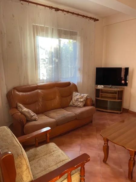 Tirane, jepet me qera shtepi 1+1 Kati 1, 65 m² 400 € (Don Bosko)