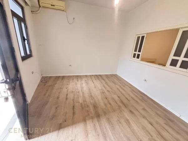 Tirane, jepet me qera apartament 1+1 Kati 1, 50 m² 500 € (Pazari i Ri)