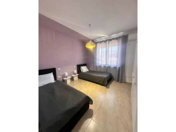 Durres, jepet me qera apartament 3+1+Ballkon Kati 8, 138 m² 1.500 € (Rruga e Portit, Durres)