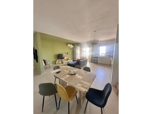 Durres, jepet me qera apartament 3+1+Ballkon Kati 8, 138 m² 1.500 € (Rruga e Portit, Durres)