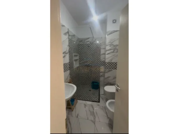 Durres, jepet me qera apartament 3+1+Ballkon Kati 8, 138 m² 1.500 € (Rruga e Portit, Durres)