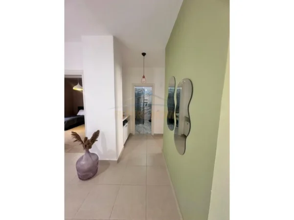 Durres, jepet me qera apartament 3+1+Ballkon Kati 8, 138 m² 1.500 € (Rruga e Portit, Durres)