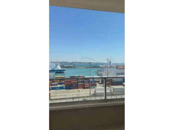 Durres, jepet me qera apartament 3+1+Ballkon Kati 8, 138 m² 1.500 € (Rruga e Portit, Durres)