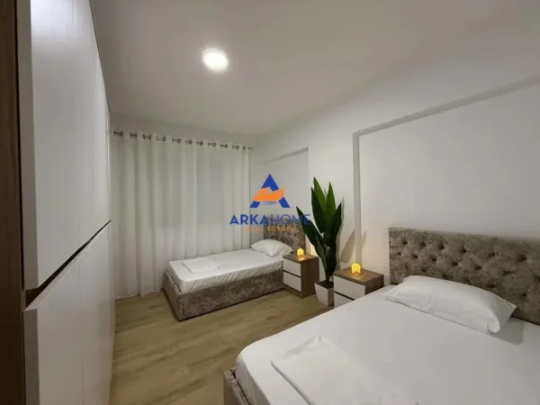Tirane, jepet me qera apartament 2+1+Ballkon Kati 2, 150 m² 800 € 