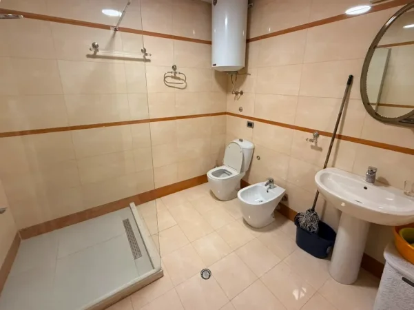 Tirane, jepet me qera apartament 2+1 Kati 9, 98 m² 850 € (Liqeni)
