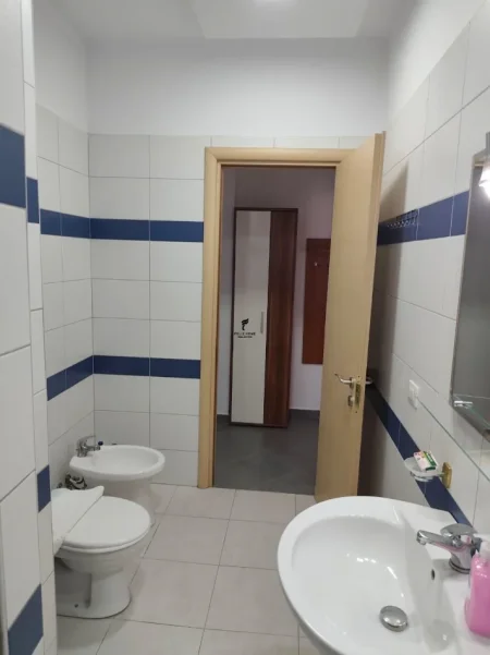 Tirane, jepet me qera apartament 1+1 Kati 4, 70 m² 600 € (21 DHJETORI)