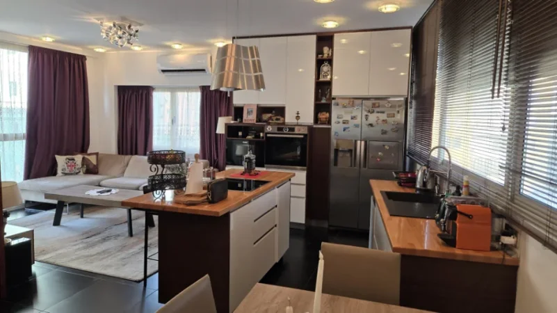 Tirane, jepet me qera apartament duplex Dublex Kati 5, 104 m² 950 € (Kristal Center)