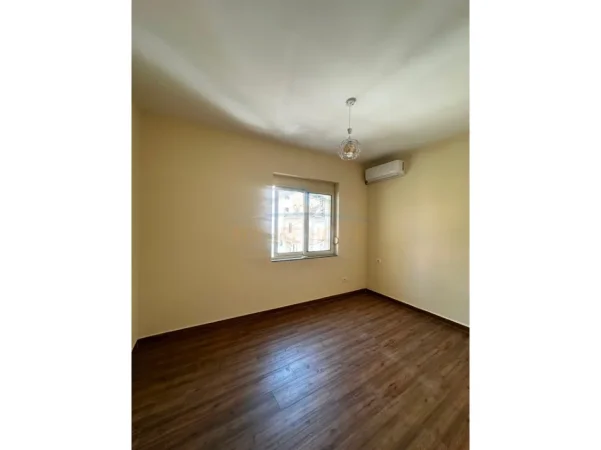 Durres, jepet me qera ambjent biznesi Kati 2, 69 m² 450 € (Muzeumi, Durres)