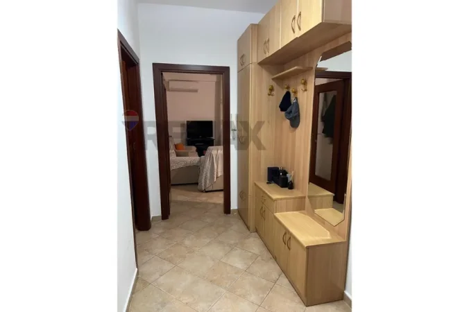 Tirane, jepet me qera apartament 1+1 , 70 m² komuna parisit