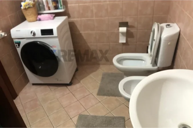 Tirane, jepet me qera apartament 1+1 , 70 m² komuna parisit