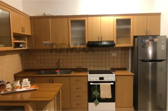 Tirane, jepet me qera apartament 1+1 , 70 m² komuna parisit