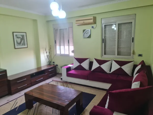 Tirane, jepet me qera apartament 1+1 Kati 2, 74 m² 650 € (Rruga e Durresit)