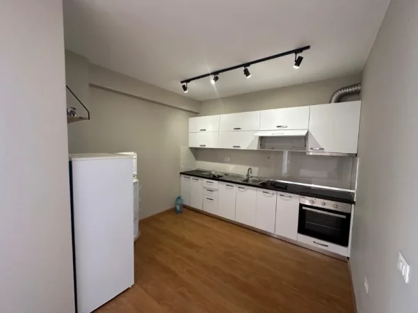 Tirane, jepet me qera apartament 1+1+Ballkon Kati 6, 65 m² 650 € (21 Dhjetori/Kompleksi Magnet)
