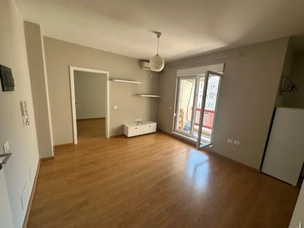 Tirane, jepet me qera apartament 1+1+Ballkon Kati 6, 65 m² 650 € (21 Dhjetori/Kompleksi Magnet)