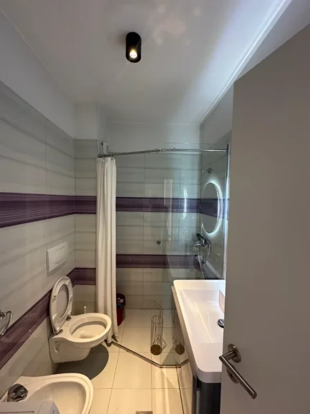 Tirane, jepet me qera apartament 1+1+Ballkon Kati 6, 65 m² 650 € (21 Dhjetori/Kompleksi Magnet)