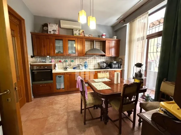 Tirane, shitet apartament 2+1 Kati 1, 91 m² 245.000 € (BULEVARDI “BAJRAM CURRI”, PALLATET “AGIMI”)