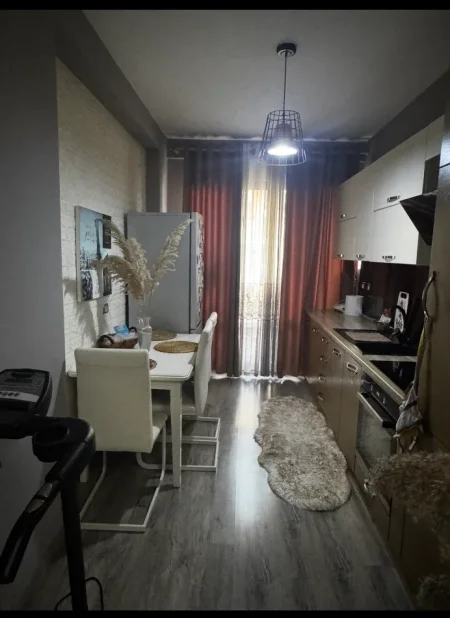 Tirane, jepet me qera apartament 1+1+Aneks+Ballkon Kati 4, 80 m² 400 € (kashar)