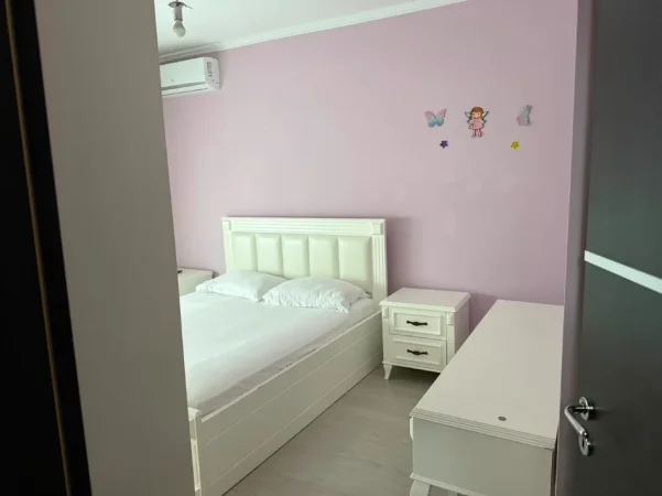 Tirane, jepet me qera apartament 2+1+Ballkon Kati 5, 95 m² 750 € (Komuna e Parisit)