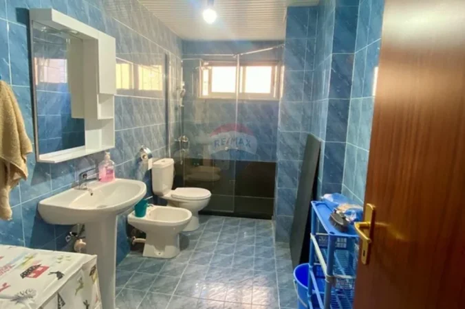 Tirane, jepet me qera apartament 1+1 , 70 m² 550 € (Komuna parisit)