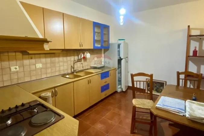 Tirane, jepet me qera apartament 1+1 , 70 m² 550 € (Komuna parisit)