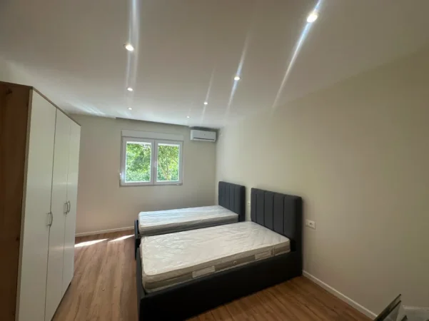 Tirane, jepet me qera apartament 2+1+Ballkon Kati 3, 75 m² 60.000 € (Ali Demi, Drejtoria e Policise)