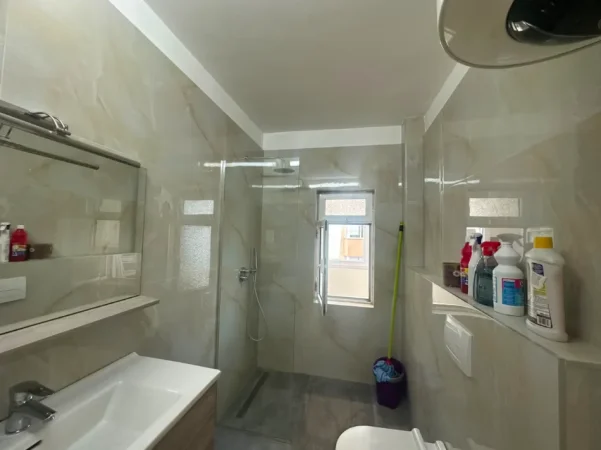 Tirane, jepet me qera apartament 2+1+Ballkon Kati 3, 75 m² 60.000 € (Ali Demi, Drejtoria e Policise)