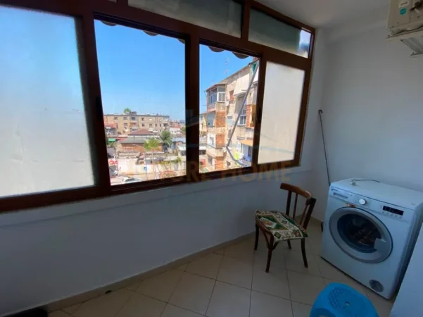 Tirane, jepet me qera apartament 1+1+Ballkon Kati 4, 62 m² 350 € (Rruga e dibres)