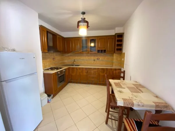 Tirane, jepet me qera apartament 1+1+Ballkon Kati 4, 62 m² 350 € (Rruga e dibres)