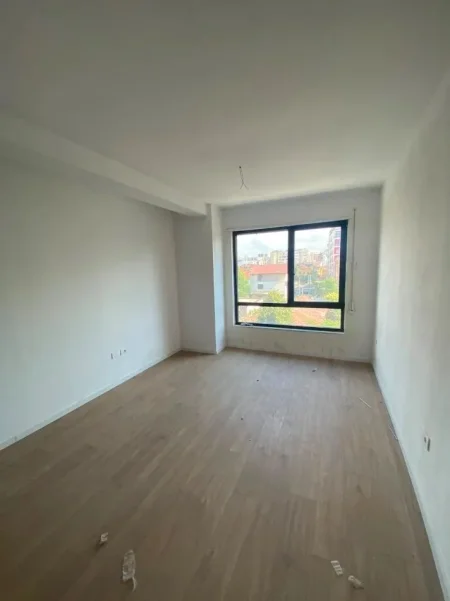 Tirane, jepet me qera apartament 1+1 Kati 2, 400 € (Rruga 5 Maji)