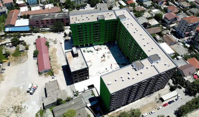 Tirane, jepet me qera apartament 1+1 Kati 2, 400 € (Rruga 5 Maji)