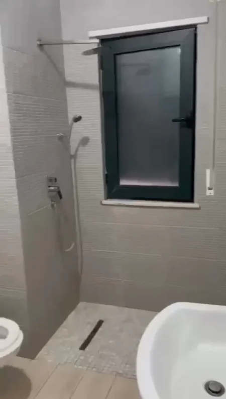 Tirane, jepet me qera apartament 1+1 Kati 2, 60 m² 450 € (Green City ,Unaza e Re)
