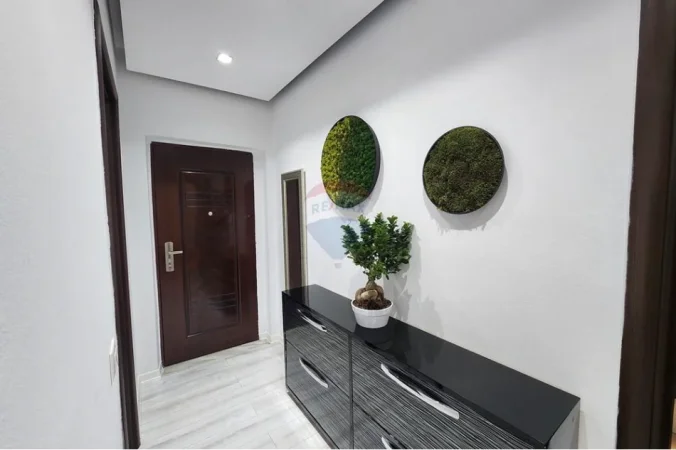 Tirane, jepet me qera apartament 2+1+Ballkon Kati 4, 95 m² (Rrapo Hekaki)