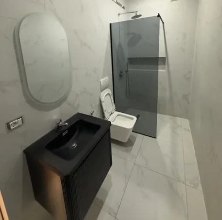 Tirane, jepet me qera apartament 1+1 Kati 1, 55 m² 500 € (Ali Demi)