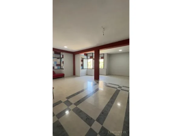 Tirane, jepet me qera zyre Kati 3, 120 m² 950 € (rruga e Durresit)