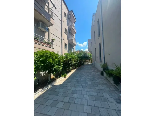Tirane, jepet me qera Vile 3+1 Kati 1, 122 m² 800 € (Rruga Sadik Petrela)