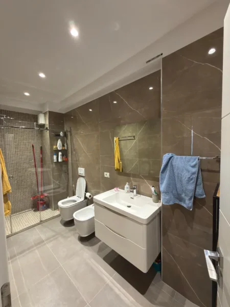 Tirane, shitet 2+1 Kati 3, 350.000 € (Komuna e Parisit)