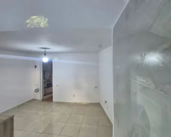Tirane, jepet me qera zyre Kati 0, 20 m² 350 € (rruga e durresit)