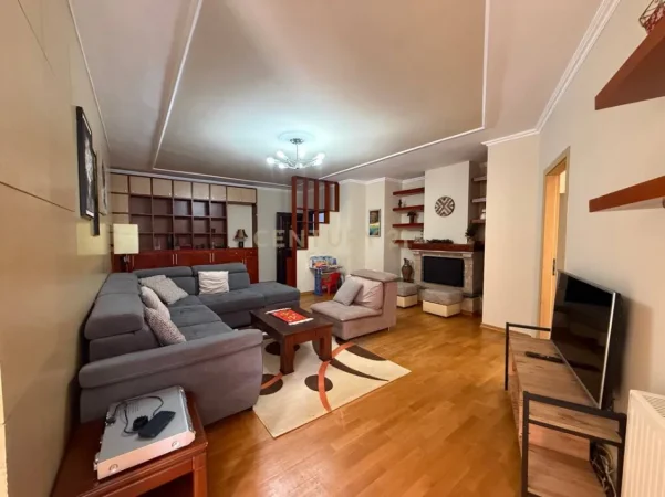 Tirane, jepet me qera apartament 2+1 Kati 5, 135 m² 900 € (rruga e Barrikadave)