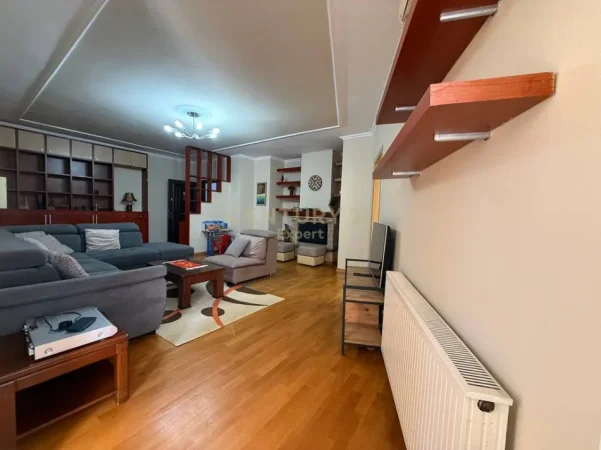 Tirane, jepet me qera apartament 2+1 Kati 5, 135 m² 900 € (rruga e Barrikadave)