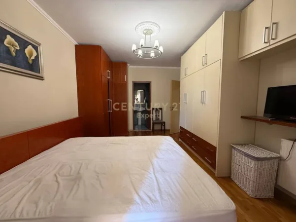Tirane, jepet me qera apartament 2+1 Kati 5, 135 m² 900 € (rruga e Barrikadave)
