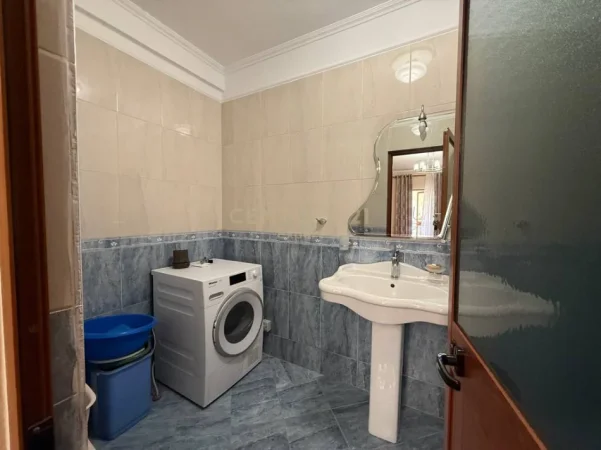 Tirane, jepet me qera apartament 2+1 Kati 5, 135 m² 900 € (rruga e Barrikadave)