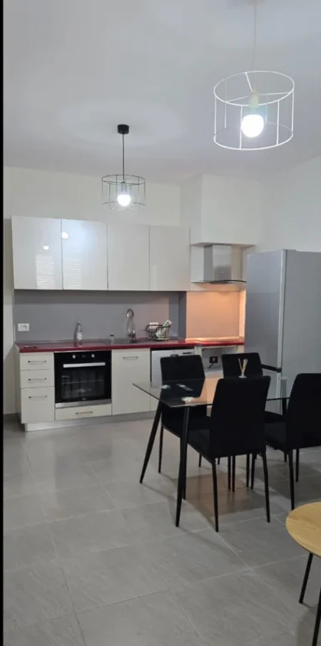Tirane, jepet me qera apartament 1+1 Kati 4, 69 m² 570 € (komuna parisit)