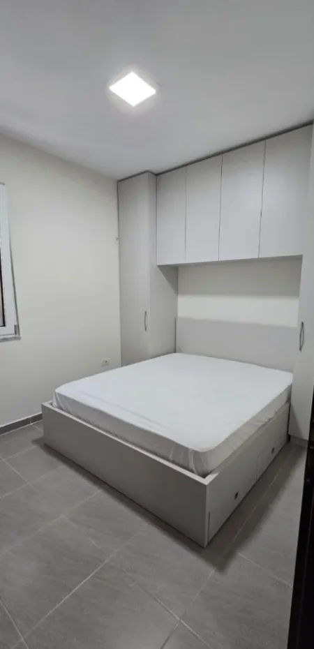 Tirane, jepet me qera apartament 1+1 Kati 4, 69 m² 570 € (komuna parisit)
