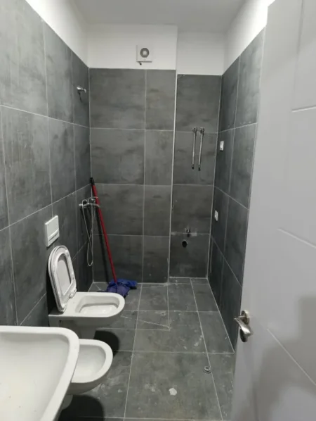 Tirane, jepet me qera apartament 1+1 Kati 1, 63 m² 400 € (5 Maj)