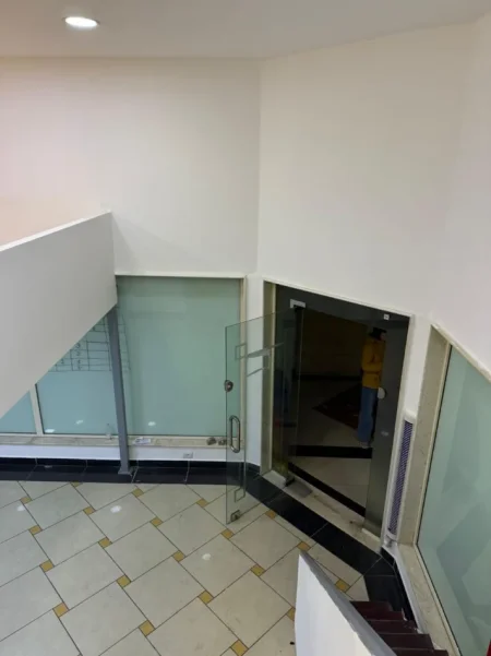 Tirane, jepet me qera ambjent biznesi Kati 2, 60 m² (rruga e barrikadave)