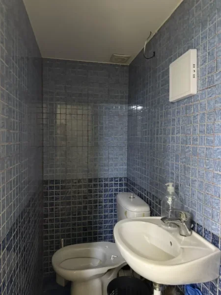 Tirane, jepet me qera ambjent biznesi Kati 2, 60 m² (rruga e barrikadave)