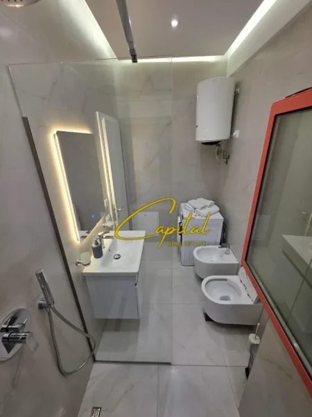 Tirane, jepet me qera apartament 1+1 Kati 8, 60 m² 470 € (ALI DEMI)