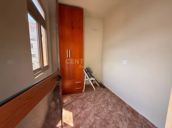Tirane, jepet me qera apartament 2+1+Aneks+Ballkon Kati 5, 135 m² 900 € (Rruga e Barrikadave)